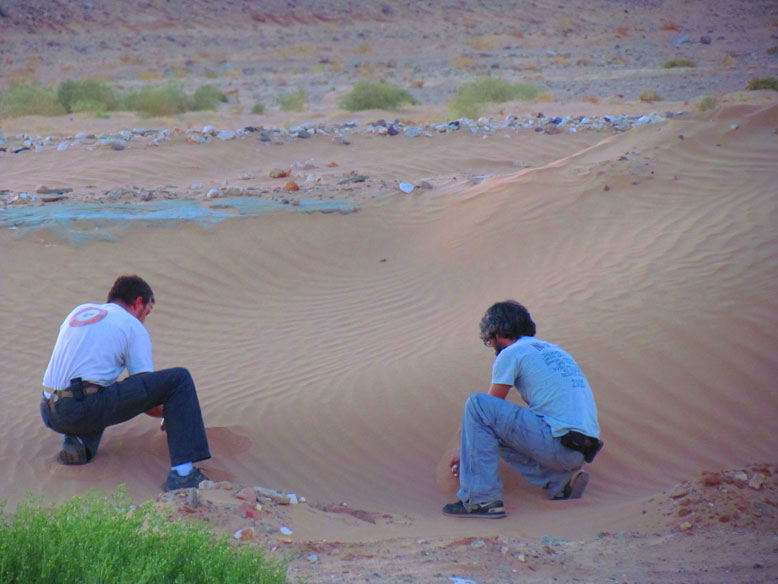 cogiendo arena del desierto como souvenir